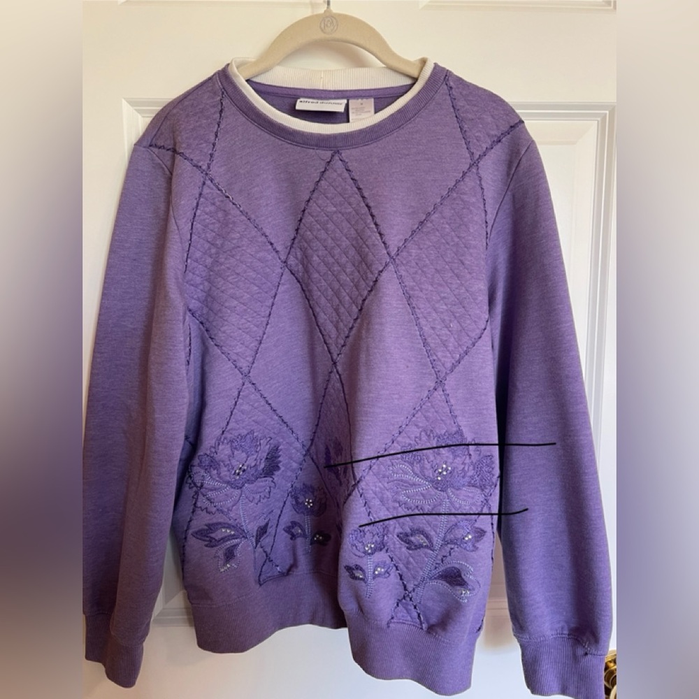 EUC Alfred Dunner sweatshirt with bling. Size M